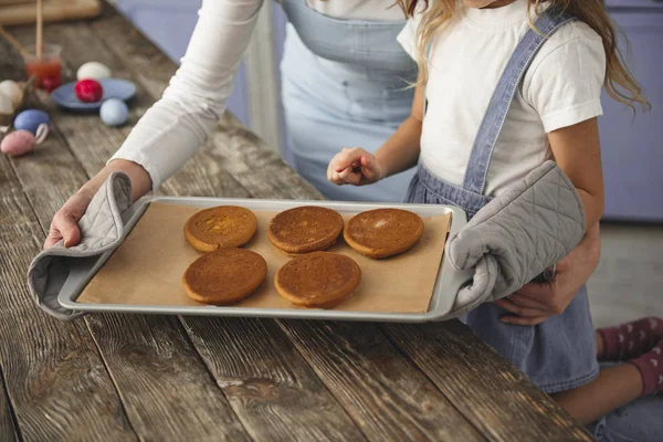 Galletas horneadas tumbadas en un salver en manos femeninas —  Fotos de Stock