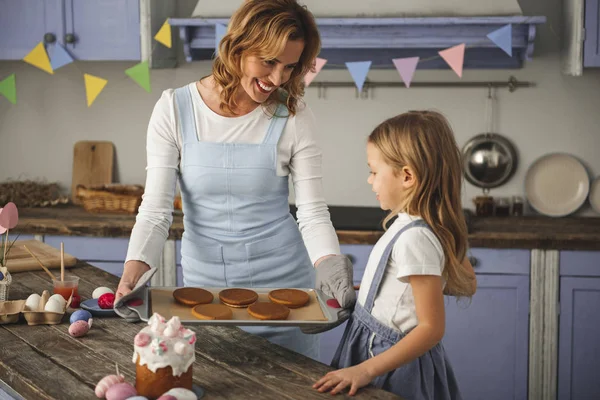 Contenido mamá y el niño cocinar en la cocina —  Fotos de Stock