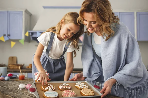 Alegre mamá y el niño cocinando en la cocina —  Fotos de Stock