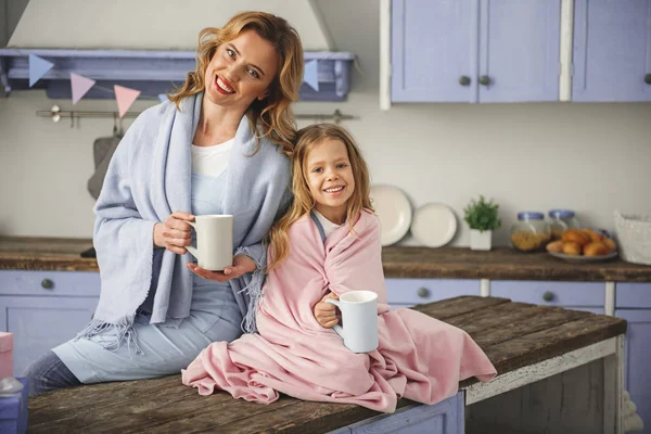 Deleitado mamá y el niño bebiendo bebida de la mañana — Foto de Stock