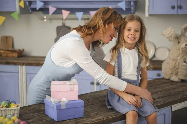 Maman agréable montrant l'amour à la fille — Photo