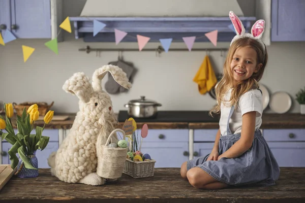Gülümseyen çocuk Paskalya kapalı harcama