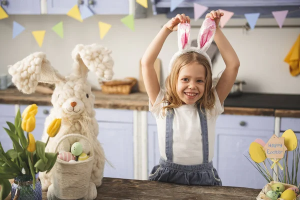 Memnun çocuk Paskalya içinde eğleniyor