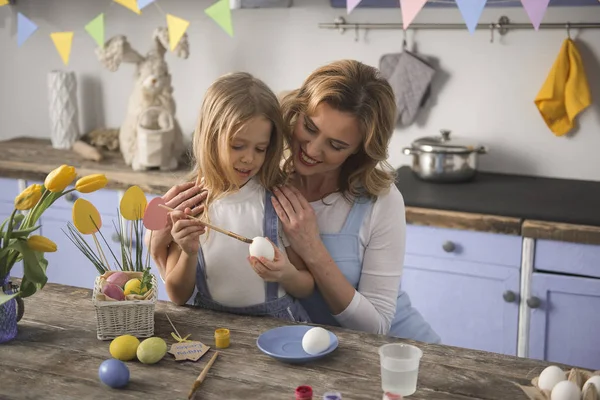 Mamá y el niño se preparan para la Pascua —  Fotos de Stock