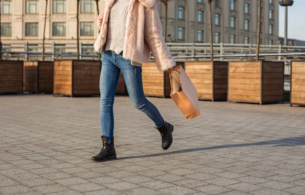 Динамичная стильная девушка идет с сумкой на улице — стоковое фото