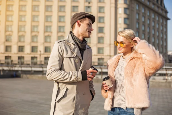 Los amantes agradables están disfrutando del espresso y del cálido día de primavera. —  Fotos de Stock