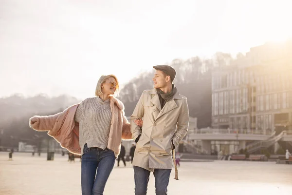 うれしそうなロマンチックな恋人は、通りを歩いています。 — ストック写真