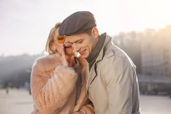 Junge Frau erzählt zärtliche Worte an ihren stilvollen Mann — Stockfoto