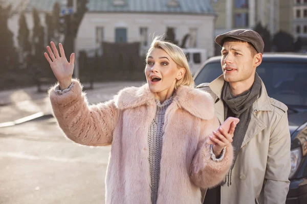 Surprised couple is looking at something outdoors — Stock Photo, Image