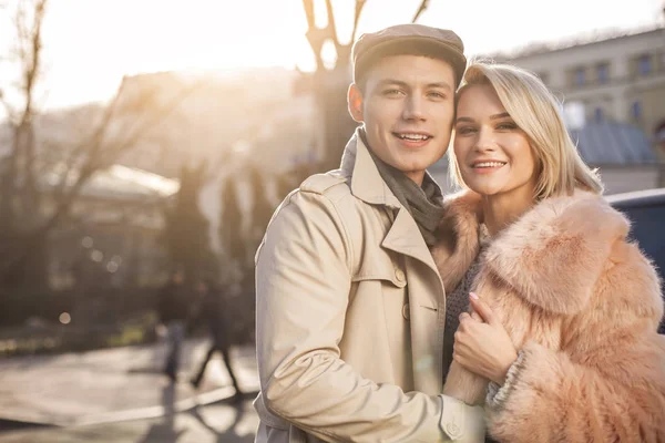 Encantados novia y novio están disfrutando de tiempo al aire libre — Foto de Stock