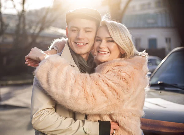 Pareja feliz sonriendo y abrazando al aire libre — Foto de Stock