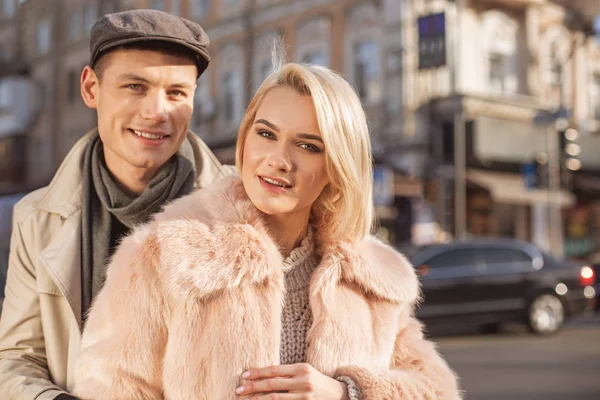 Cheerful lovers are resting on street — Stock Photo, Image