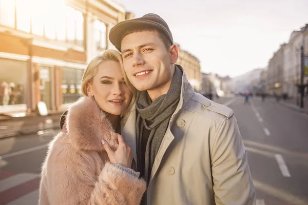 Pareja de enamorados en la fecha están caminando en la ciudad — Foto de Stock