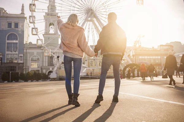 Hoş severler şehirde yürüyüş