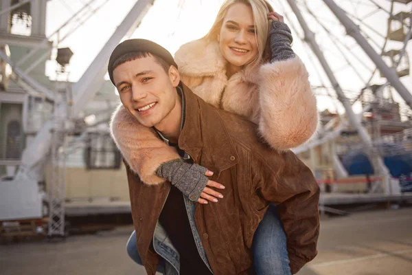 Alegre pareja están disfrutando de tiempo juntos — Foto de Stock