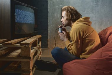 Neşeli erkek joystick yazmaya