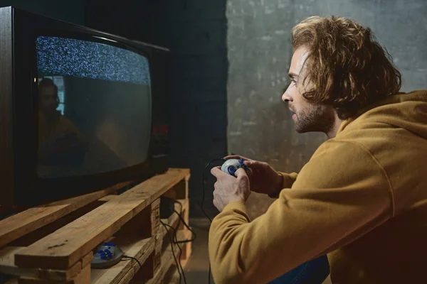 Δεσμευμένος άνθρωπος παίζει στο παιχνίδι βίντεο — Φωτογραφία Αρχείου