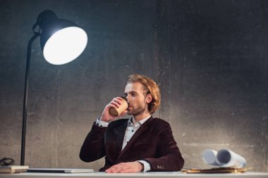 Düzenli çalışan içecek bir fincan içme