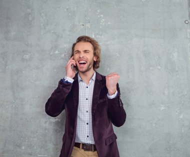 Telefonla konuşan neşeli adam