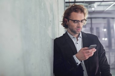 Sakin modern telefon kullanarak erkek