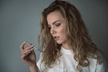 Zavallı kadın Tabuta çivi bakarak