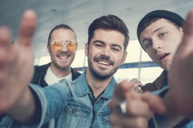 Memnun yoldaşlar fotoğraf omuz omuza yapıyor