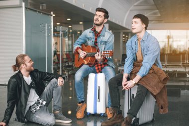 Mutlu yoldaşlar melodi bastırdıkları üzerinde performans