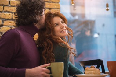 Neşeli aşıklar kafede romantik tarih olan