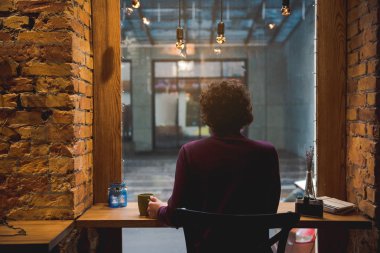 Kafede kahve içme huzurlu genç adam