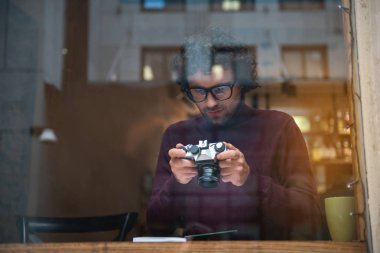 Aygıtta fotoğraflarına bakmaktan baktılar genç adam