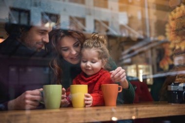 Mutlu baba ve anne ile kızı Cafe