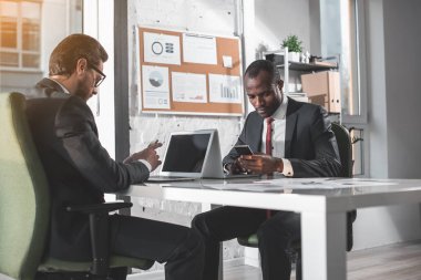 İki yöneticileri cep telefonu tutuyor