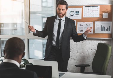 Şiddetli Yöneticisi hayal kırıklığı ifade