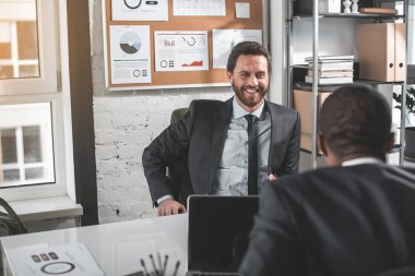 Ofiste iki neşeli işadamları bahsediyoruz