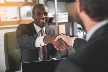 Profesyonel erkek Elleri titriyor