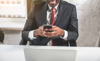 Pozitif çalışan smartphone kullanarak