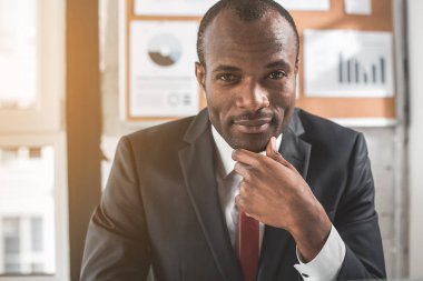 Dalgın genç Yöneticisi ofiste poz