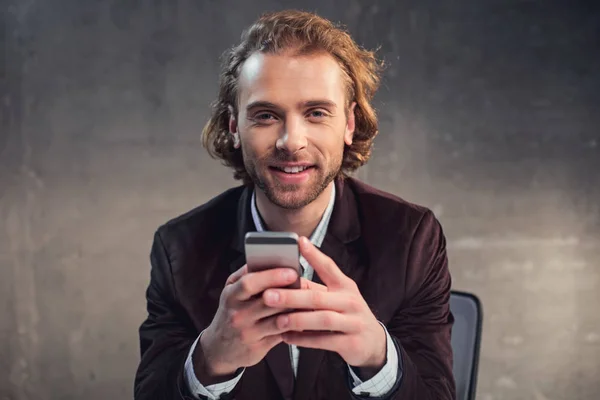 Kimenő férfi modern mobil — Stock Fotó