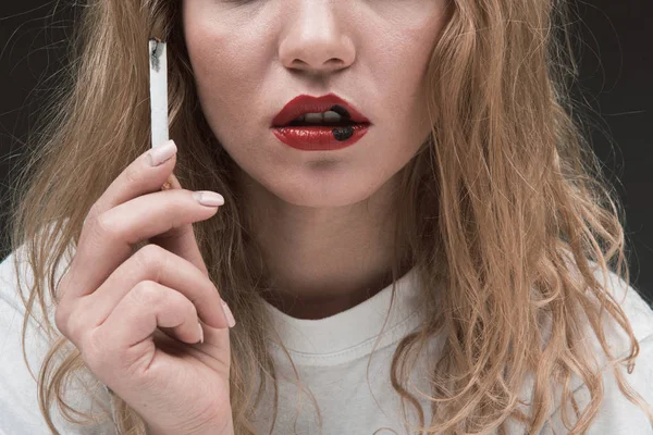 담배에 중독 되어 불행 한 젊은 여자 — 스톡 사진