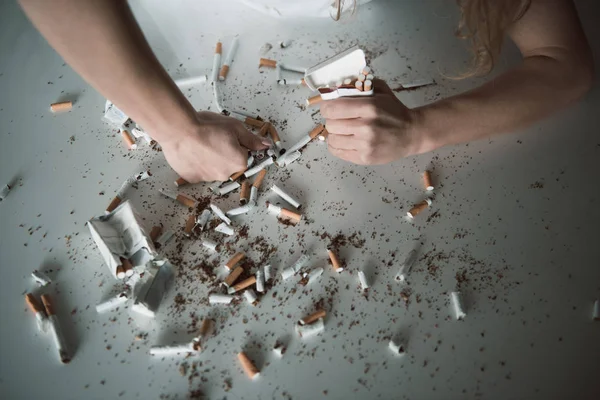 Позбавлення від небезпечного нікотинового продукту — стокове фото
