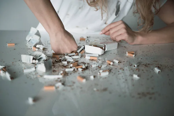 Kobieta niszcząc szkodliwe tytoniowymi produktu — Zdjęcie stockowe