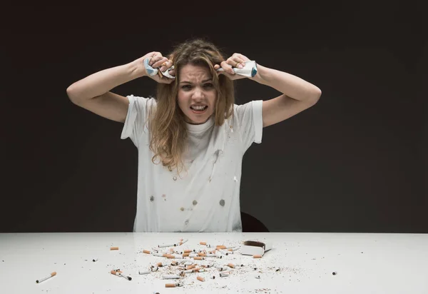 Angry woman trying to quit smoking — Stock Photo, Image