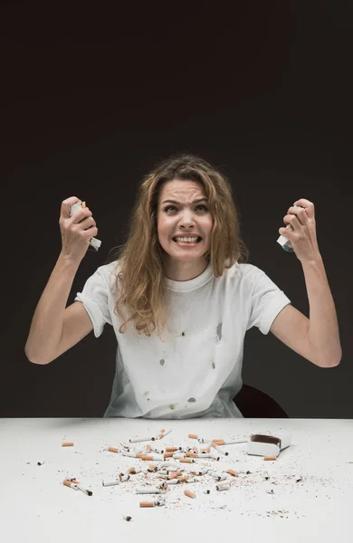 Depressive Dame kämpft gegen Nikotinabhängigkeit — Stockfoto