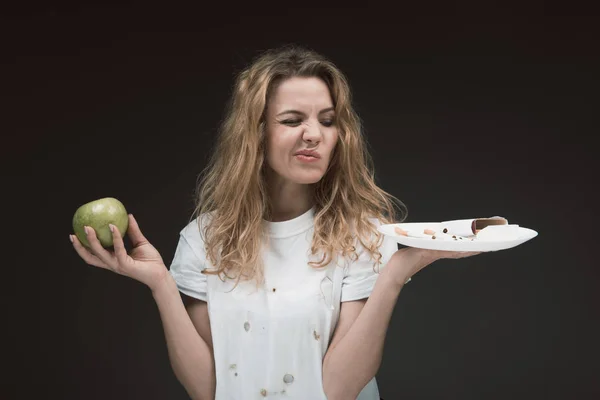 Unzufriedene Frau demonstriert ihre Missbilligung des Rauchens — Stockfoto