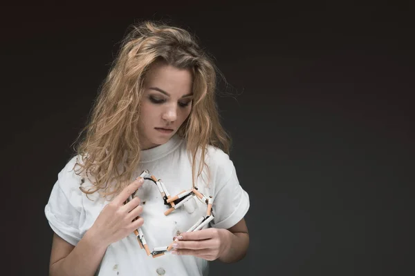 Calm girl holding nicotine with love — Stock Photo, Image