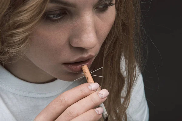 Calm girl planning fuming prickly ciggy — Stock Photo, Image