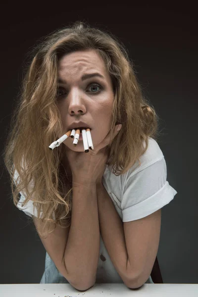 Femme mécontente s'étouffant avec des produits du tabac — Photo