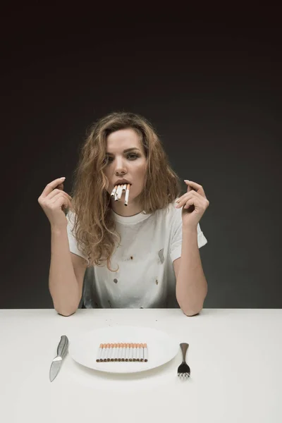 Triste fumeuse mangeant de la nicotine — Photo