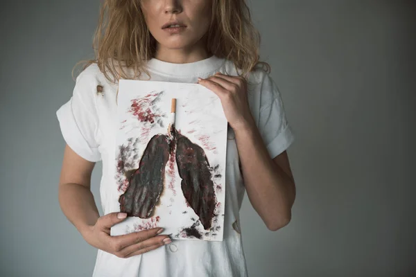 Lugn kvinna visar destruktiva effekten av tobak — Stockfoto