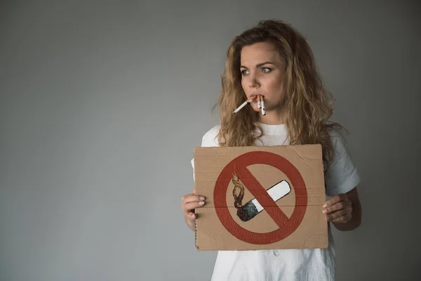Seriózní dívka bouří proti kouření — Stock fotografie